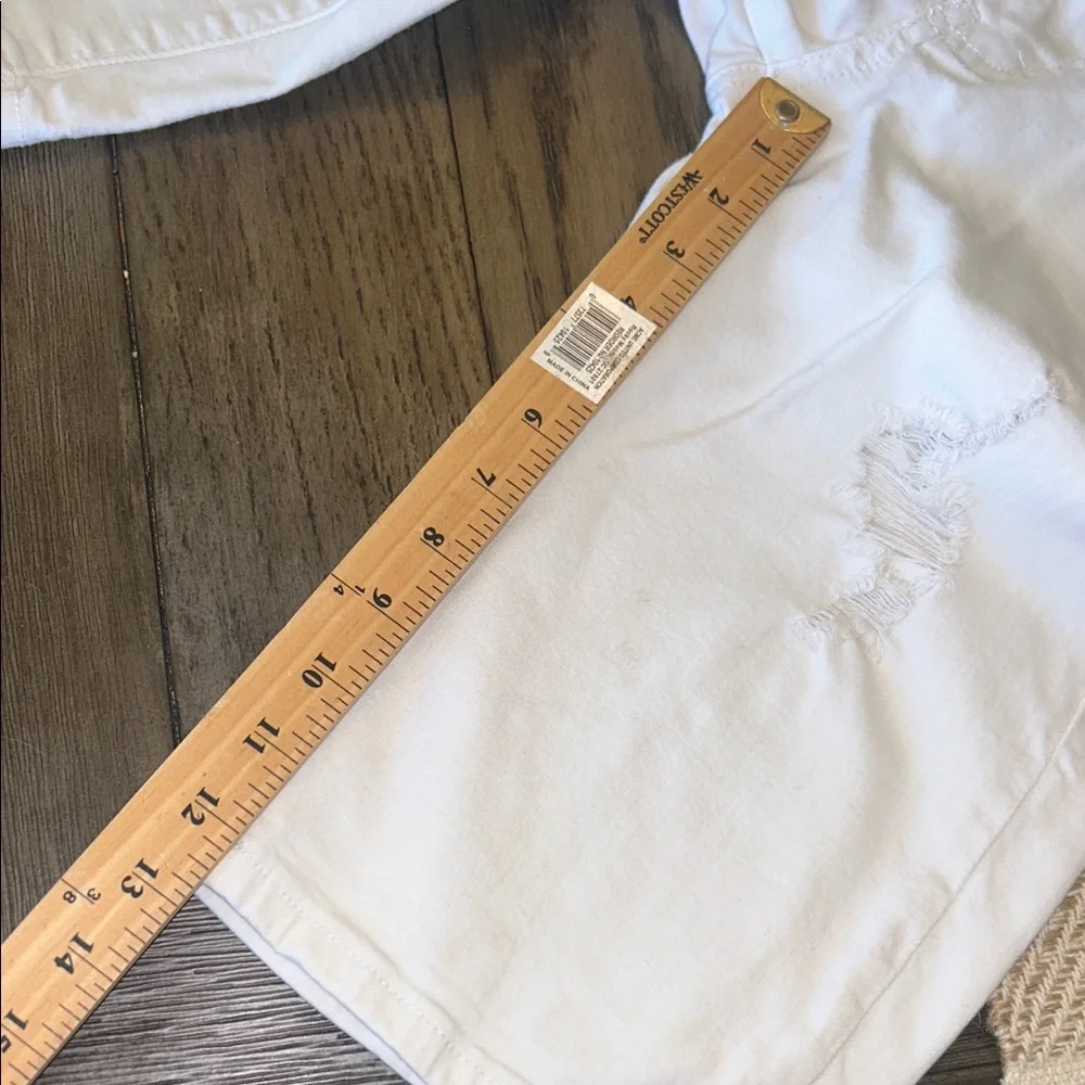 KanCan Distressed White BERMUDA SHORTS Size 9/28